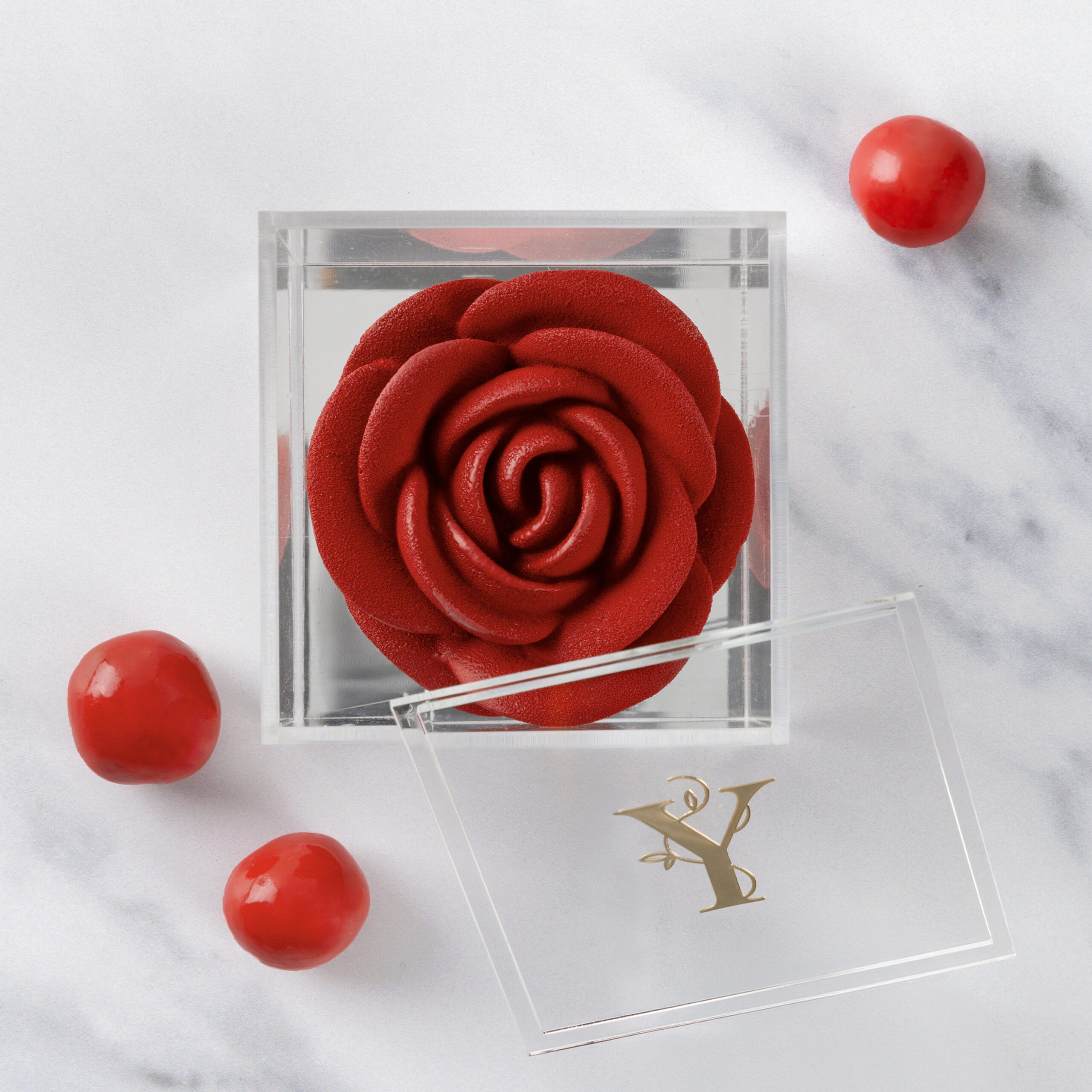 Rose in Bloom with Milk chocolate and Hazelnut Dragees